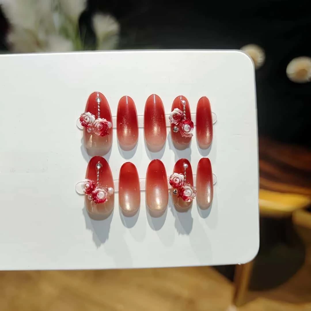 Unghie Finte Occhio di Gatto Rose Garden Rosse Sfumate con Glitter, Forma Ovale