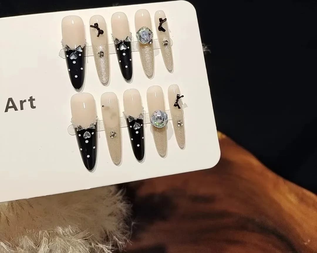Unghie Finte Adesive Nere con Farfalla e Strass, Manicure Glitter Occhio di Gatto