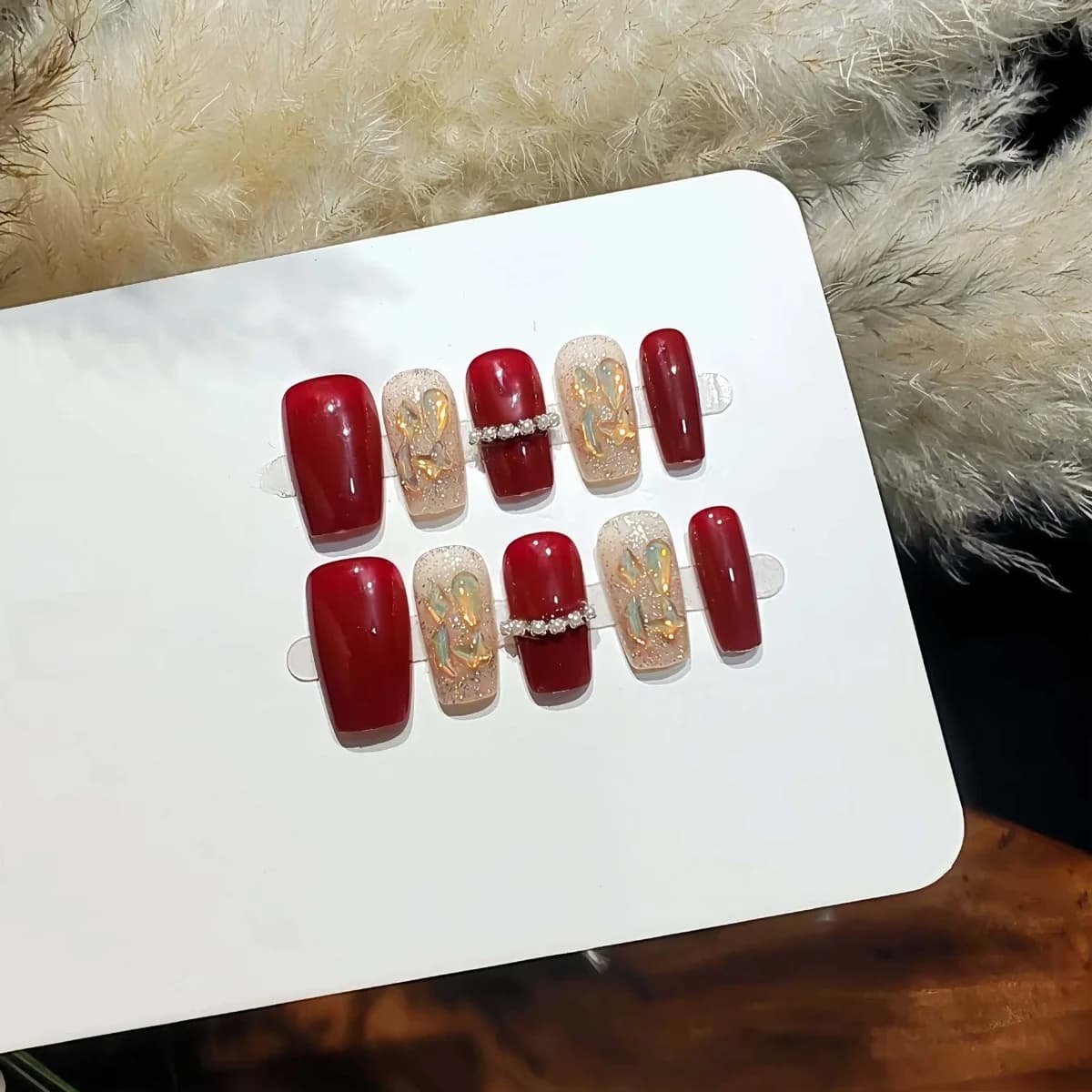 Unghie Finte Rosse Corte Quadrate con Strass Aurora