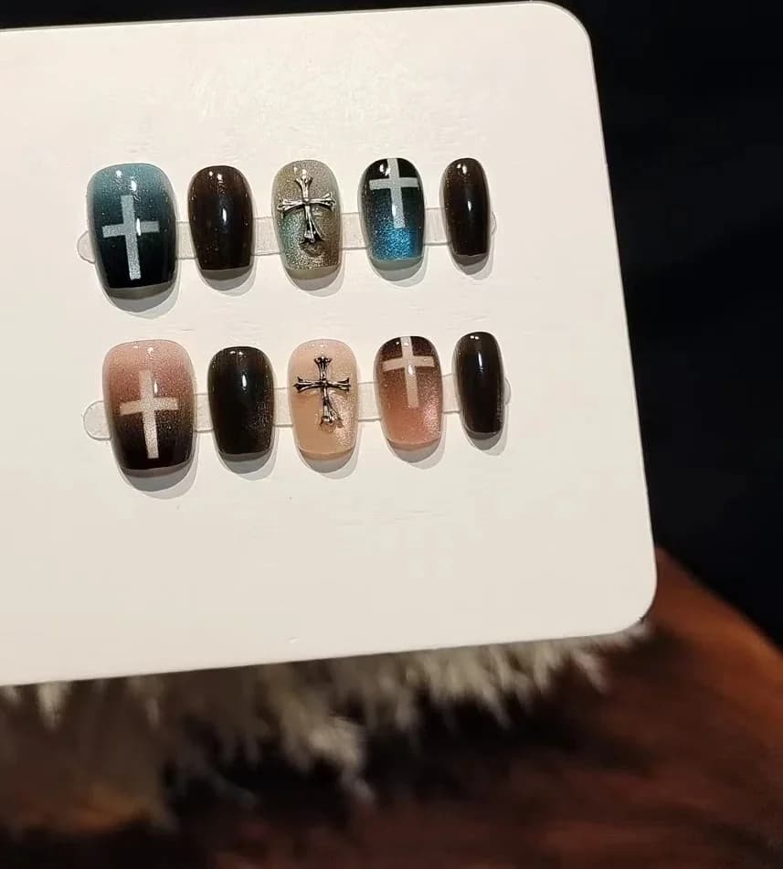 Unghie Finte Blu e Rosa Cat Eye con Perle di Vetro e Croce