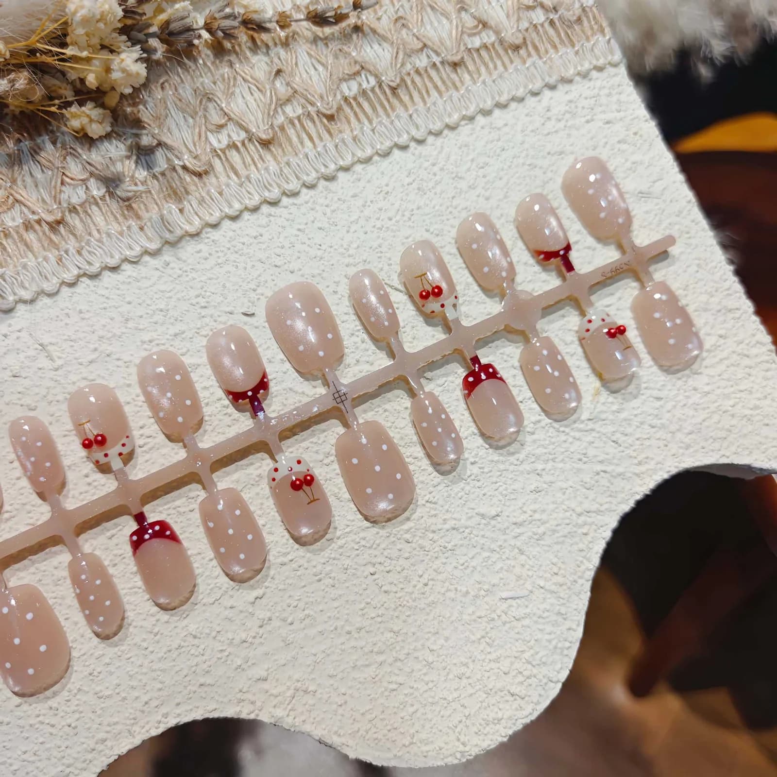 Unghie Finte con Ciliegie e Pois e Strass, Forma Corta Ballet