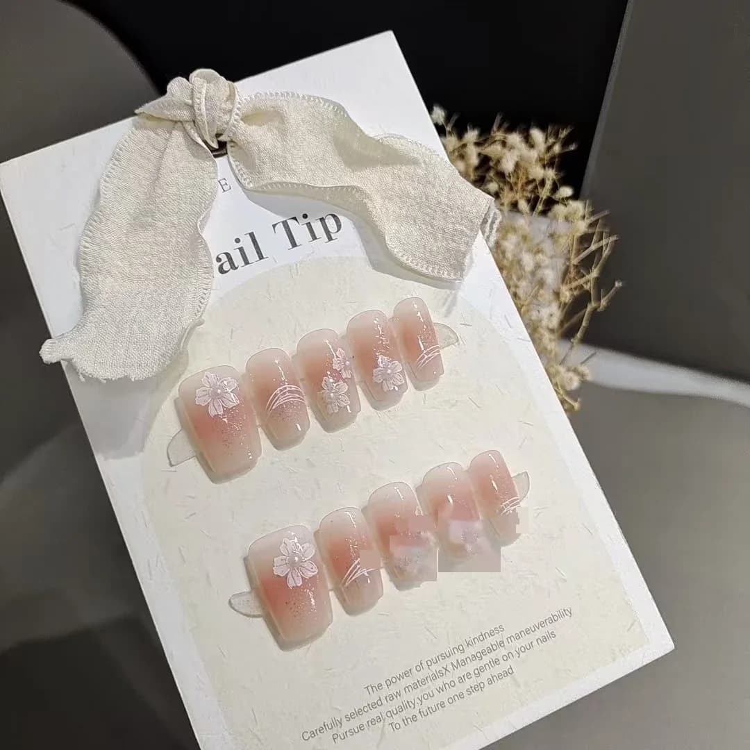 Unghie Finte Dipinte a Mano con Fiori, Forma Corta a Bara, Design Blush