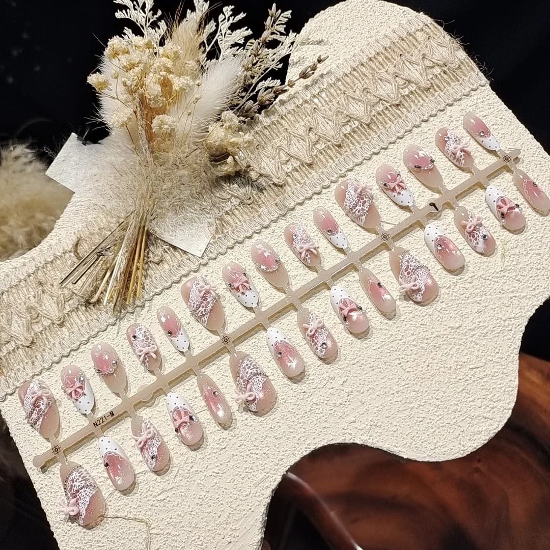 Unghie Finte Rosa Satinate Effetto Occhio di Gatto con Fiocco e Strass