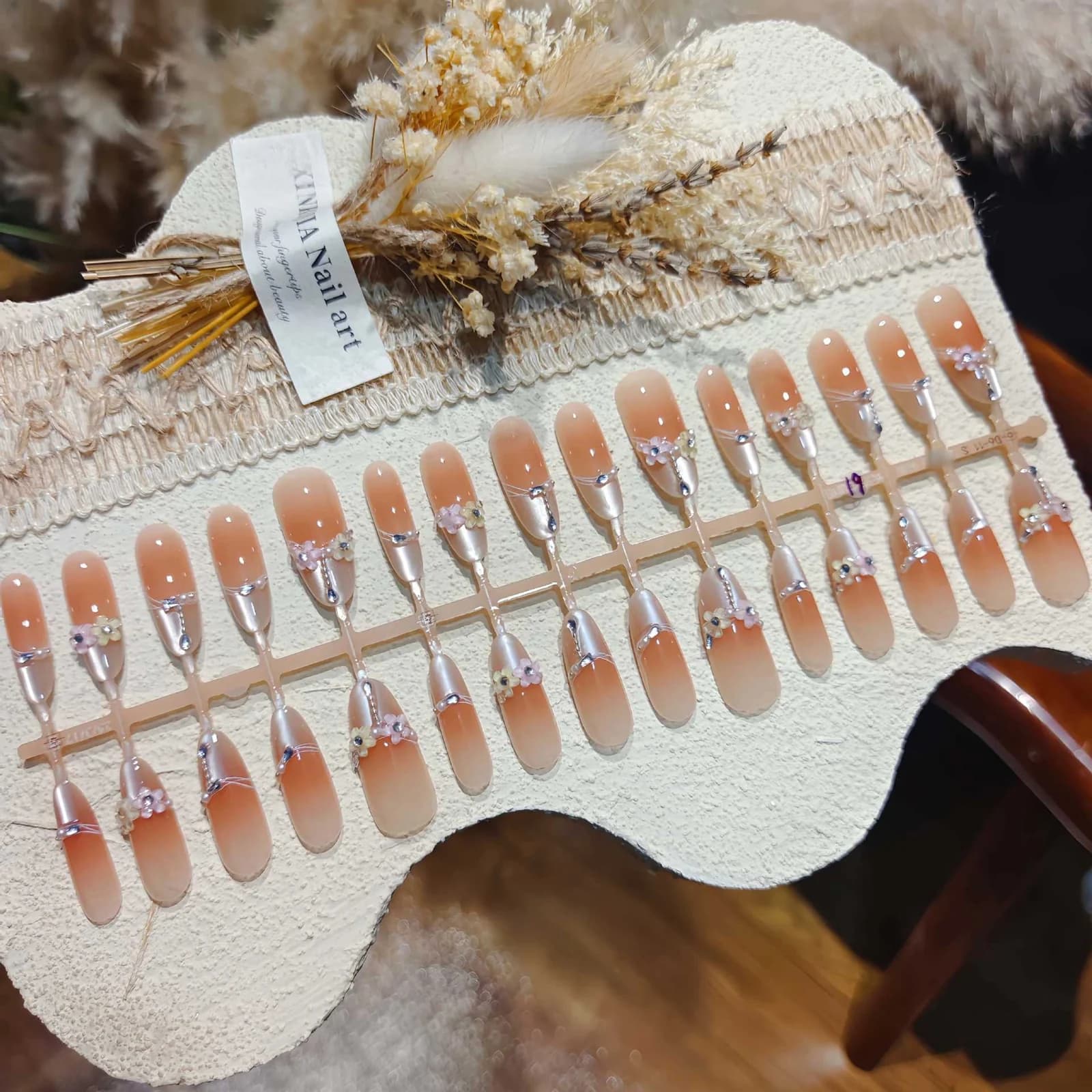 Unghie Finte Occhio di Gatto Floreali Lunghe a Stiletto con Cristalli