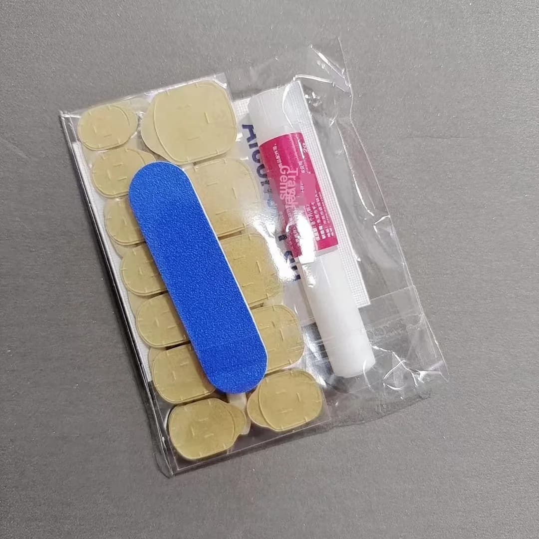Kit strumenti per unghie finte con adesivi, lima e rimuovi-smalto