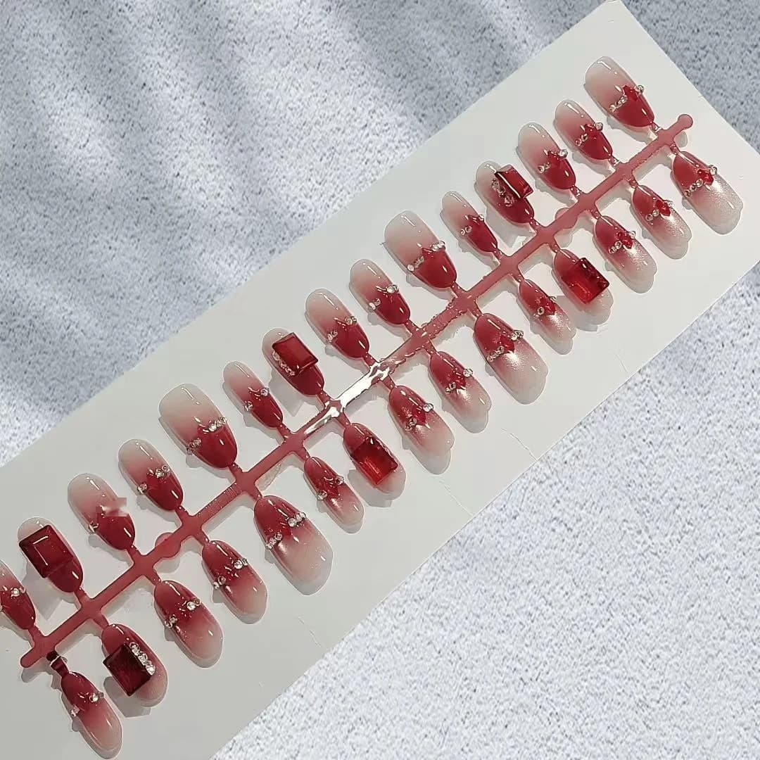 Unghie Finte Adesive Rosse Cat Eye con Strass, Ovali Medie, 30 Pezzi