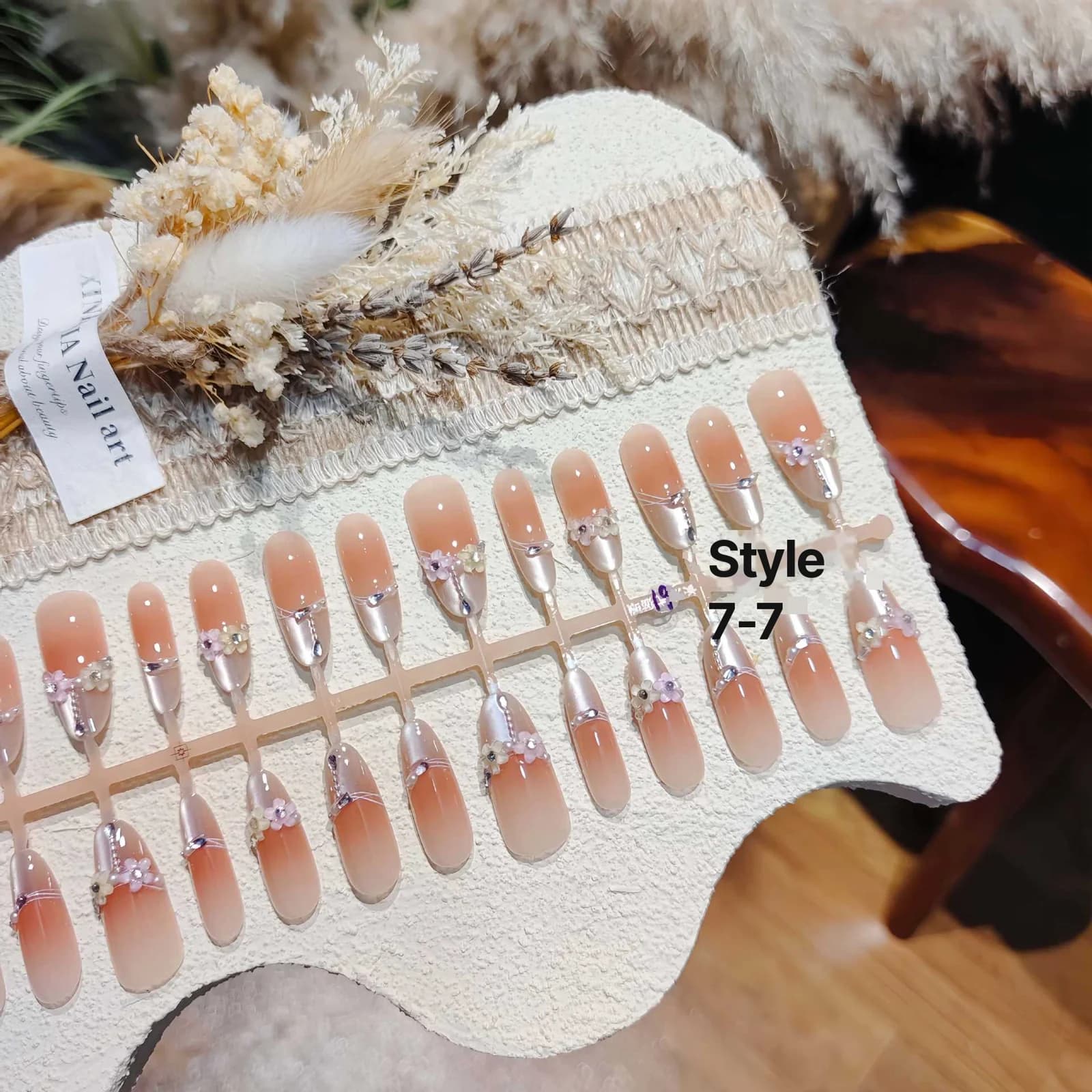 Unghie Finte Occhio di Gatto Floreali Lunghe a Stiletto con Cristalli