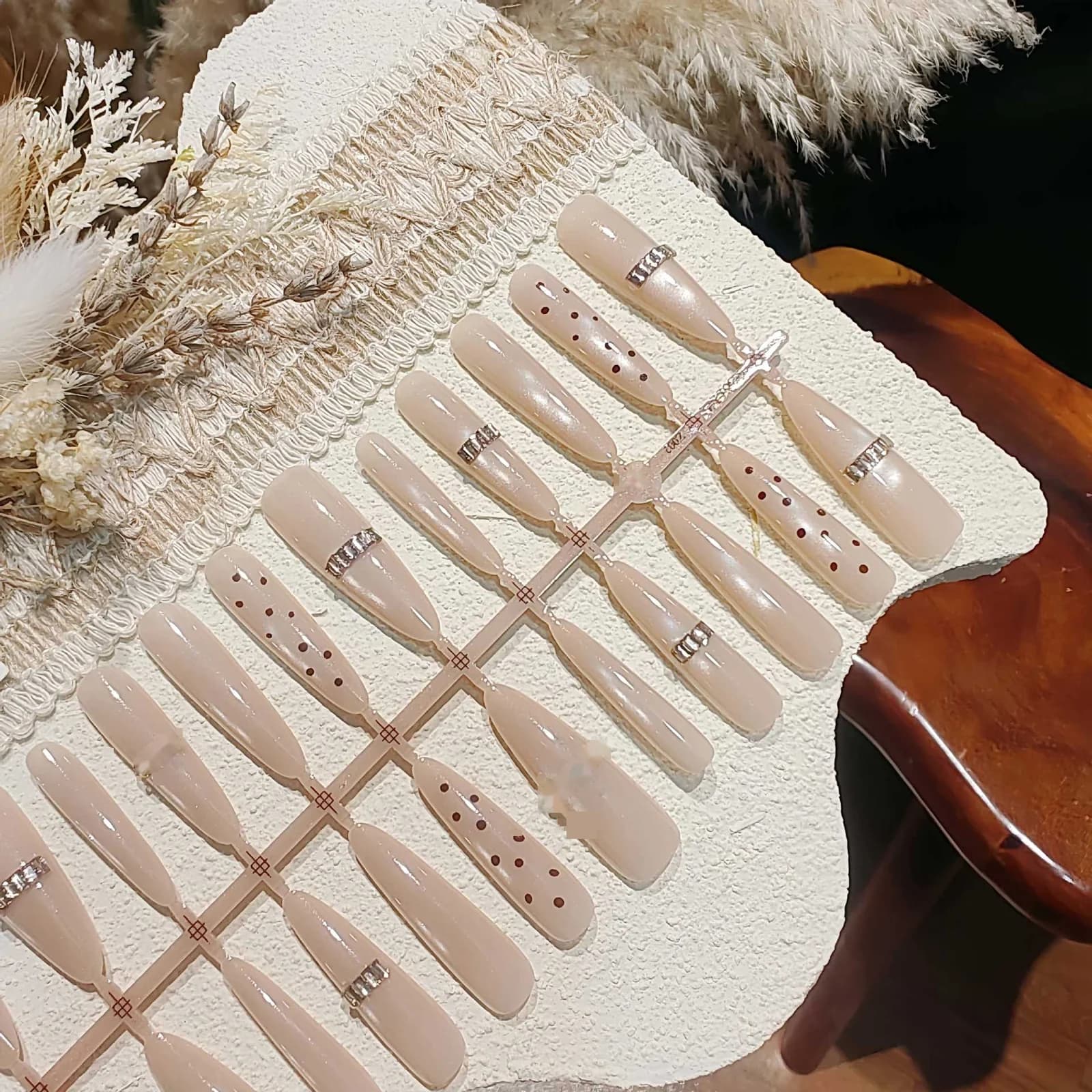 Unghie Finte Nude con Glitter Oro, Effetto Occhio di Gatto e Perle di Vetro