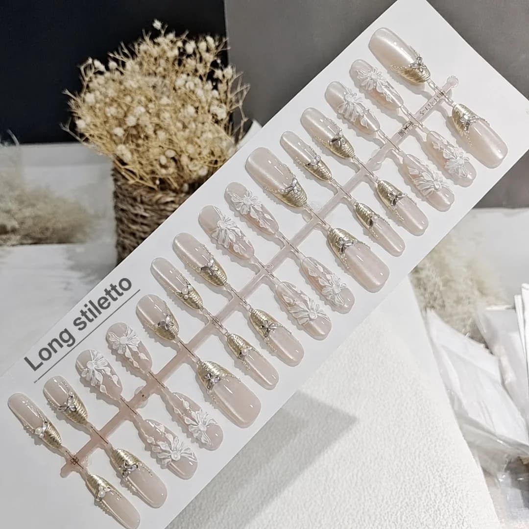 Unghie finte con farfalle e fiori 3D, forma lunga a stiletto