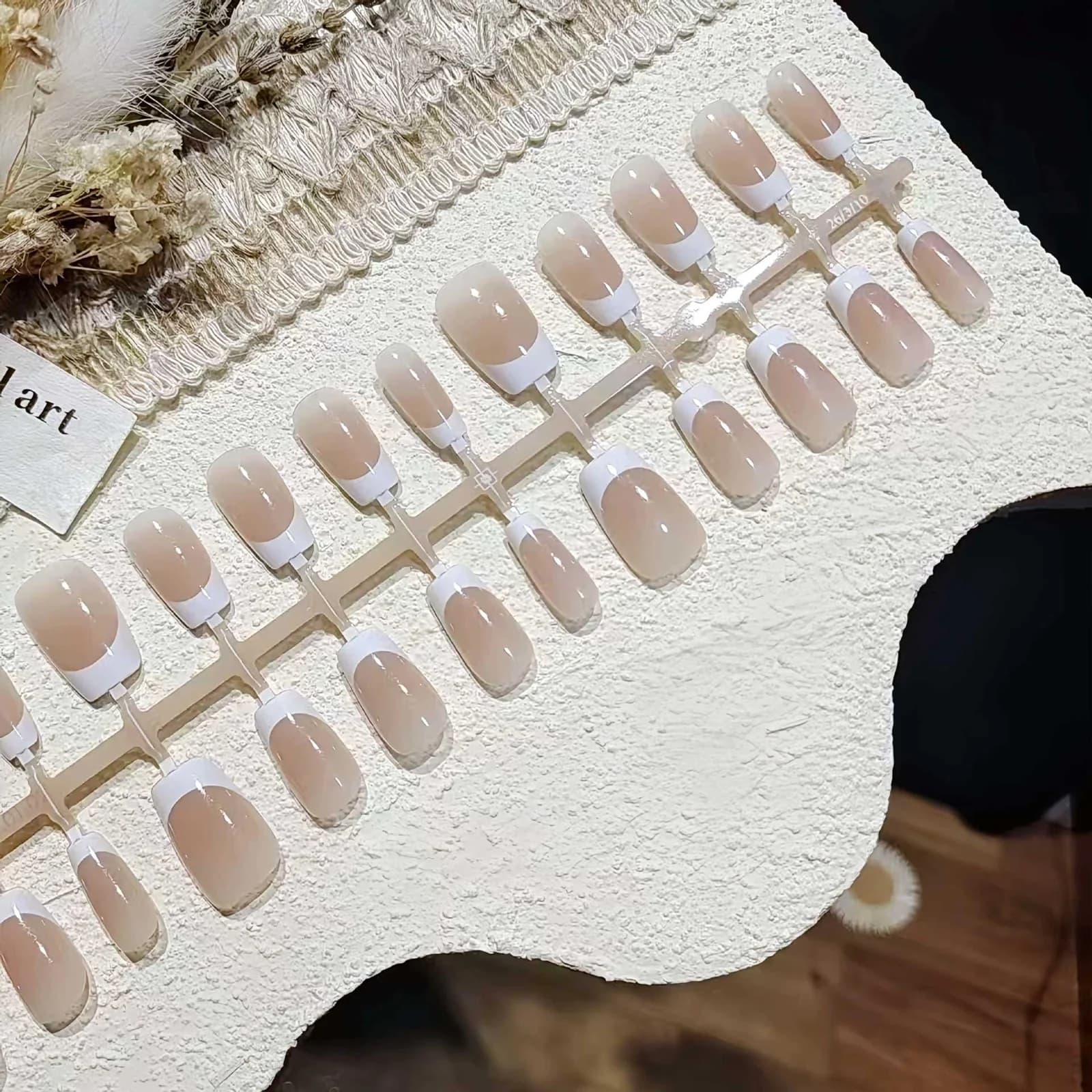 Unghie Finte Corte French Tip, Look Nude Naturale