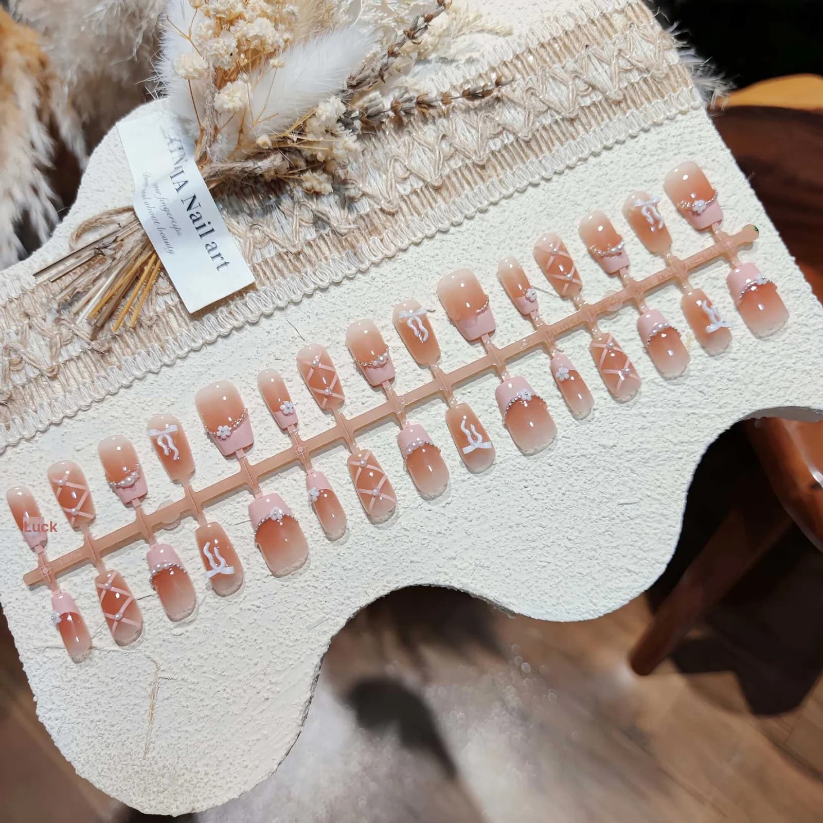 Unghie Finte French Tip Rosa con Fiocco e Catena, Forma Quadrata Corta