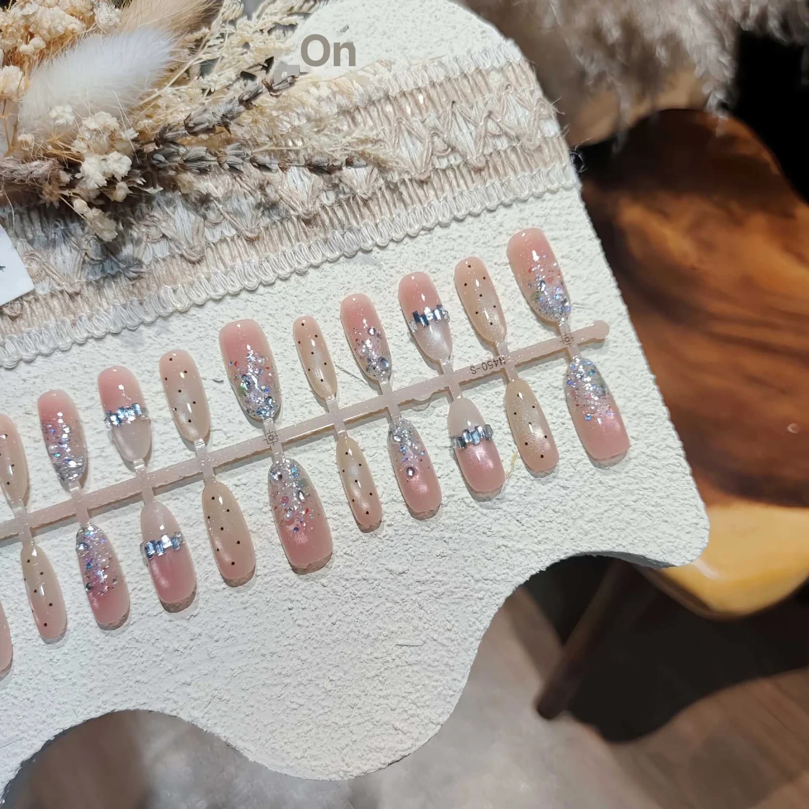 Unghie Finte Nude Argento Glitter Effetto Occhio di Gatto, Forma Ovale Media