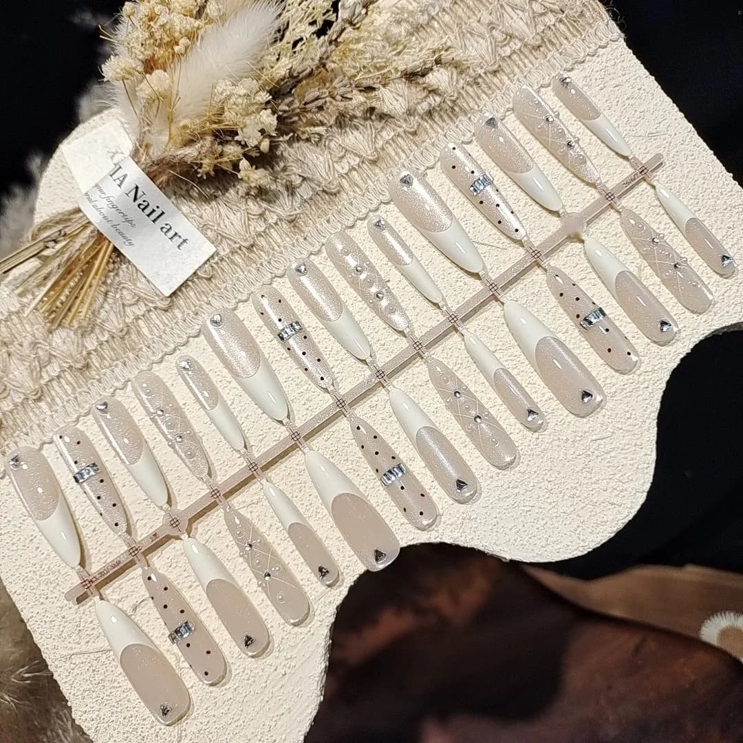 Unghie Finte Bianco Latte con Grandi Strass, Effetto Occhio di Gatto