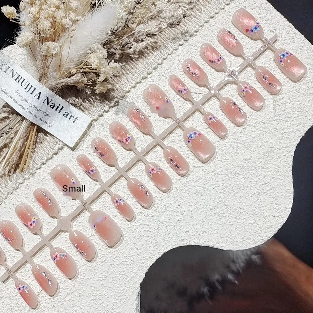 Unghie Finte Occhio di Gatto con Fiori di Ciliegio e Strass