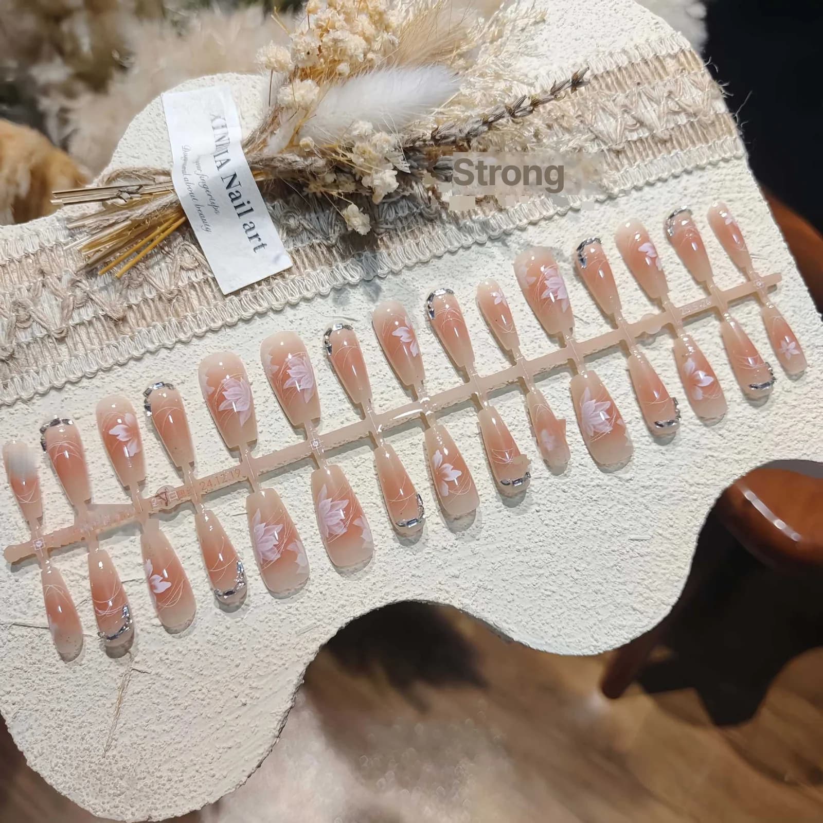 Unghie Finte Floreali con Strass, Design Lungo Sfumato Rosa Cipria