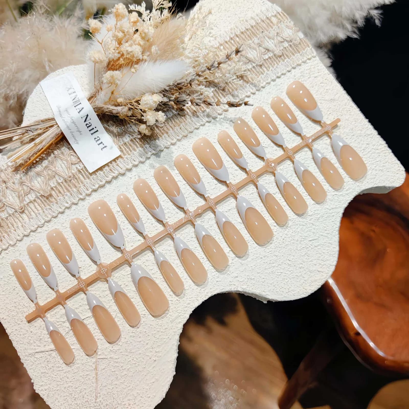 Unghie Finte French Tip Grigio e Bianco, Forma Mandorla Lunga