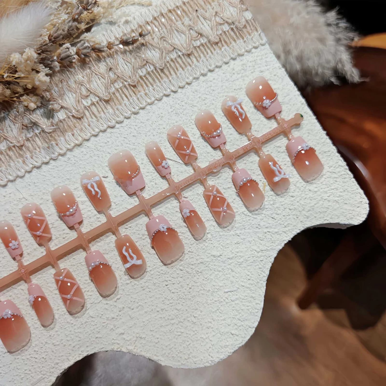 Unghie Finte French Tip Rosa con Fiocco e Catena, Forma Quadrata Corta