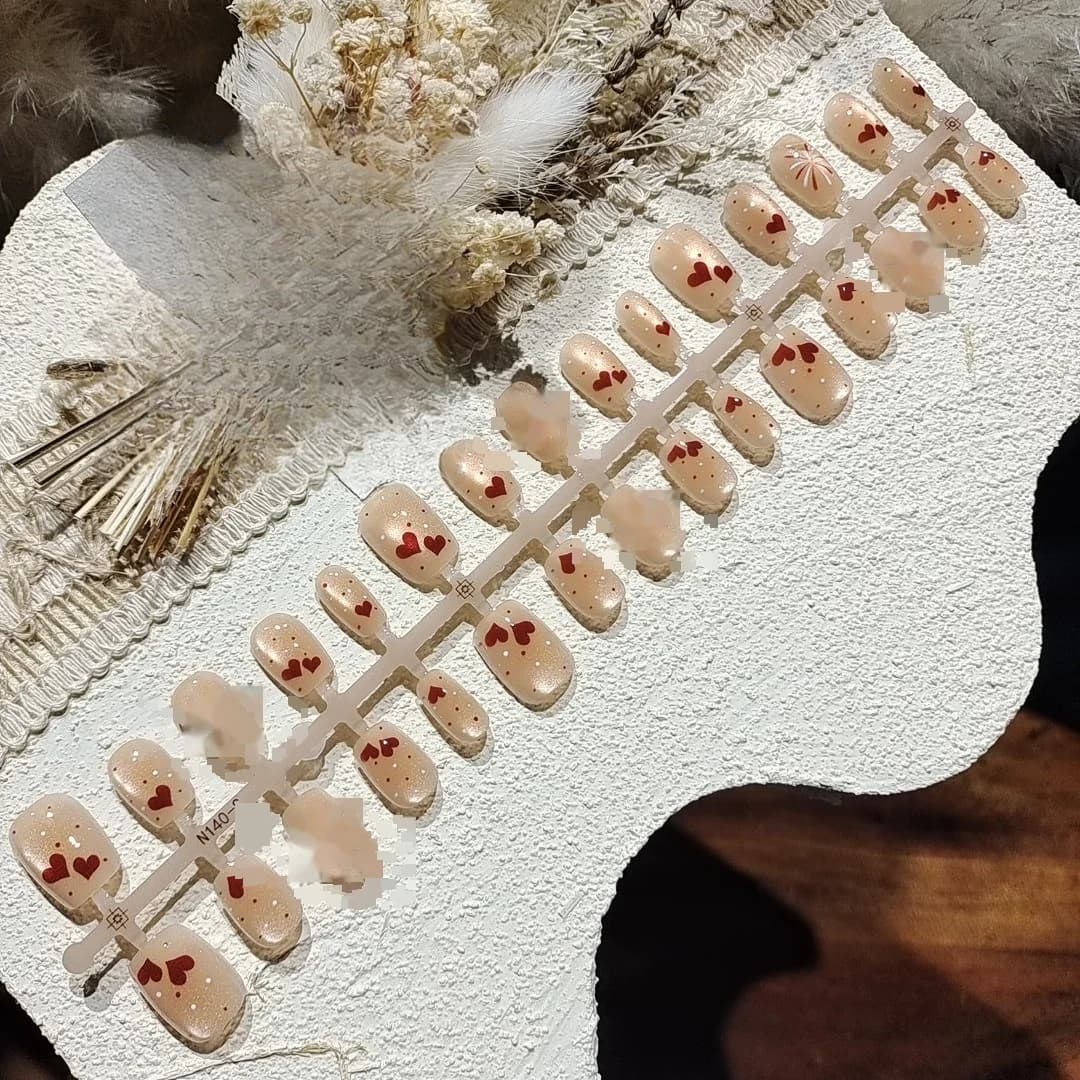Unghie Finte Adesive Corte Occhio di Gatto con Cuori e Fuochi d'Artificio