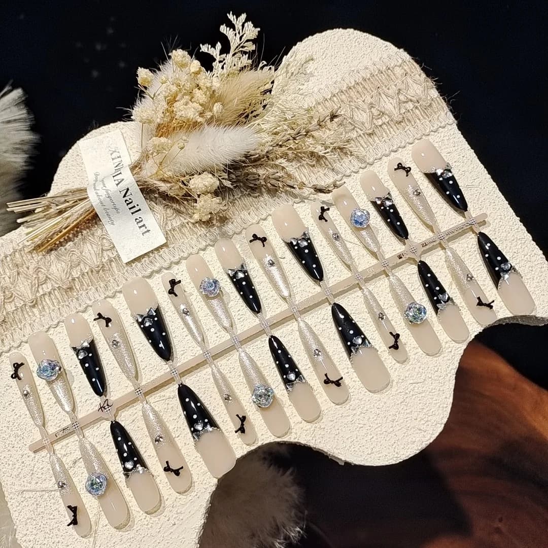 Unghie Finte Adesive Nere con Farfalla e Strass, Manicure Glitter Occhio di Gatto