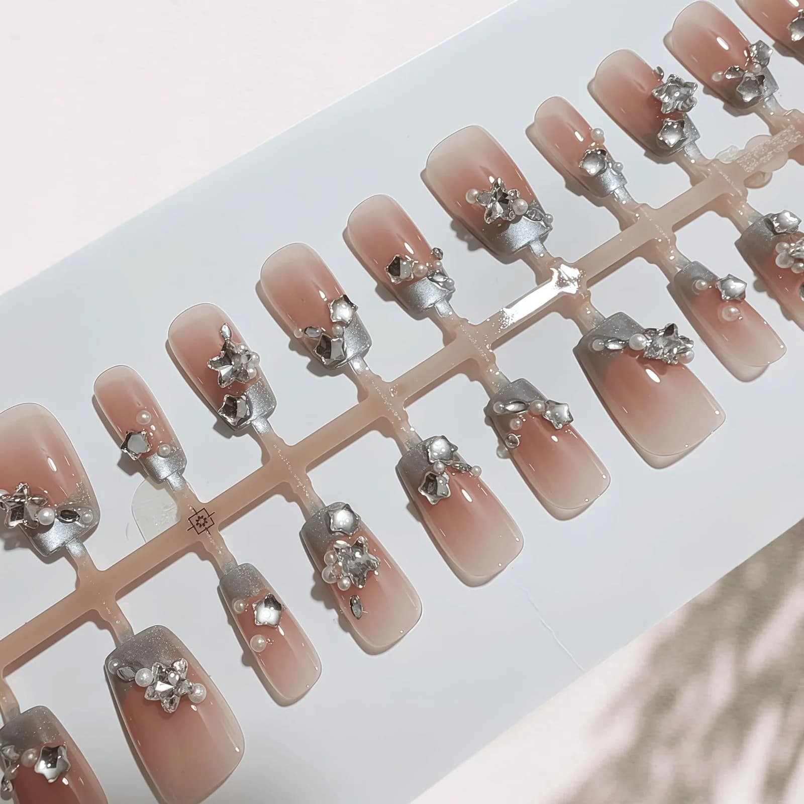 Unghie Finte French Tip con Rosa Blu, Perle e Strass