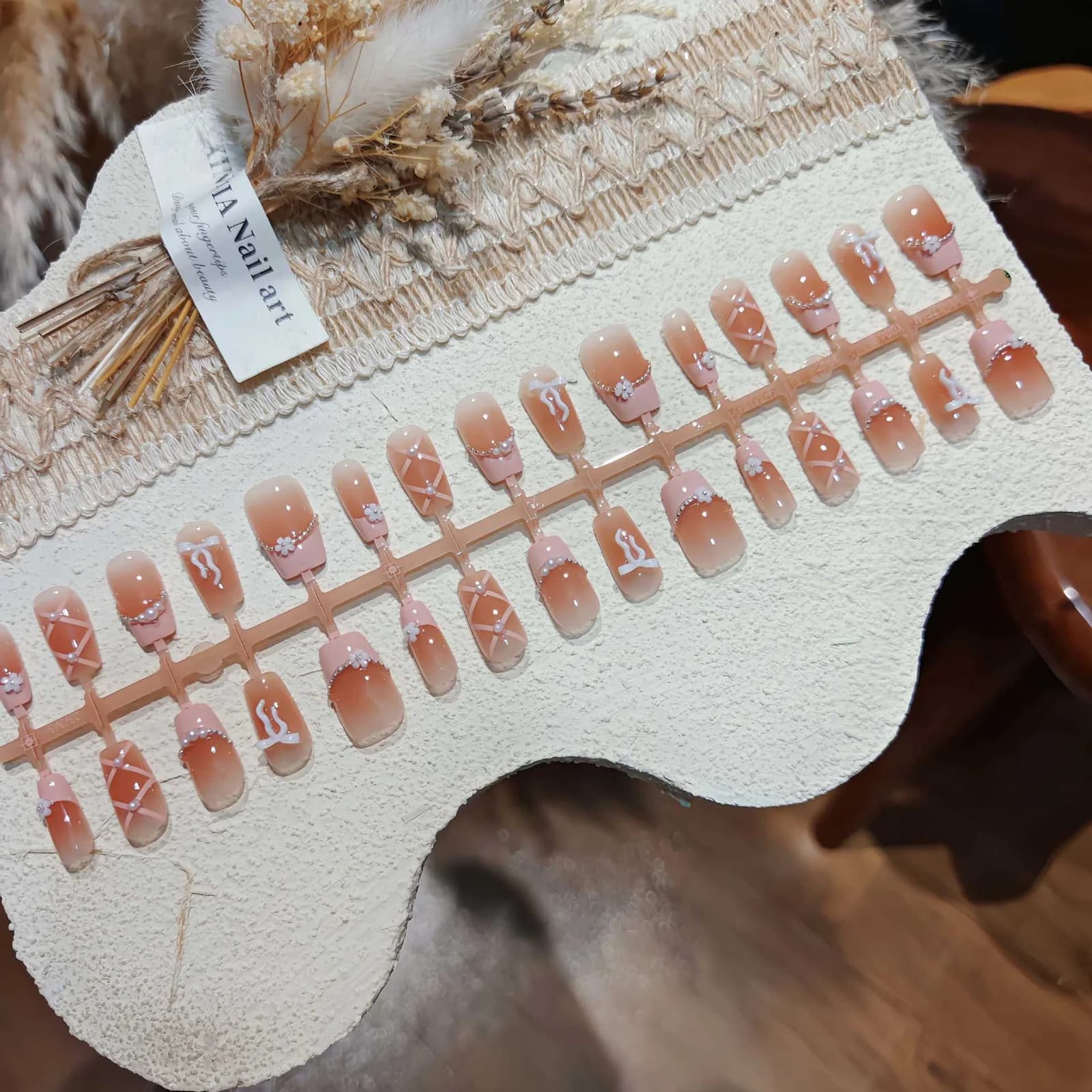 Unghie Finte French Tip Rosa con Fiocco e Catena, Forma Quadrata Corta