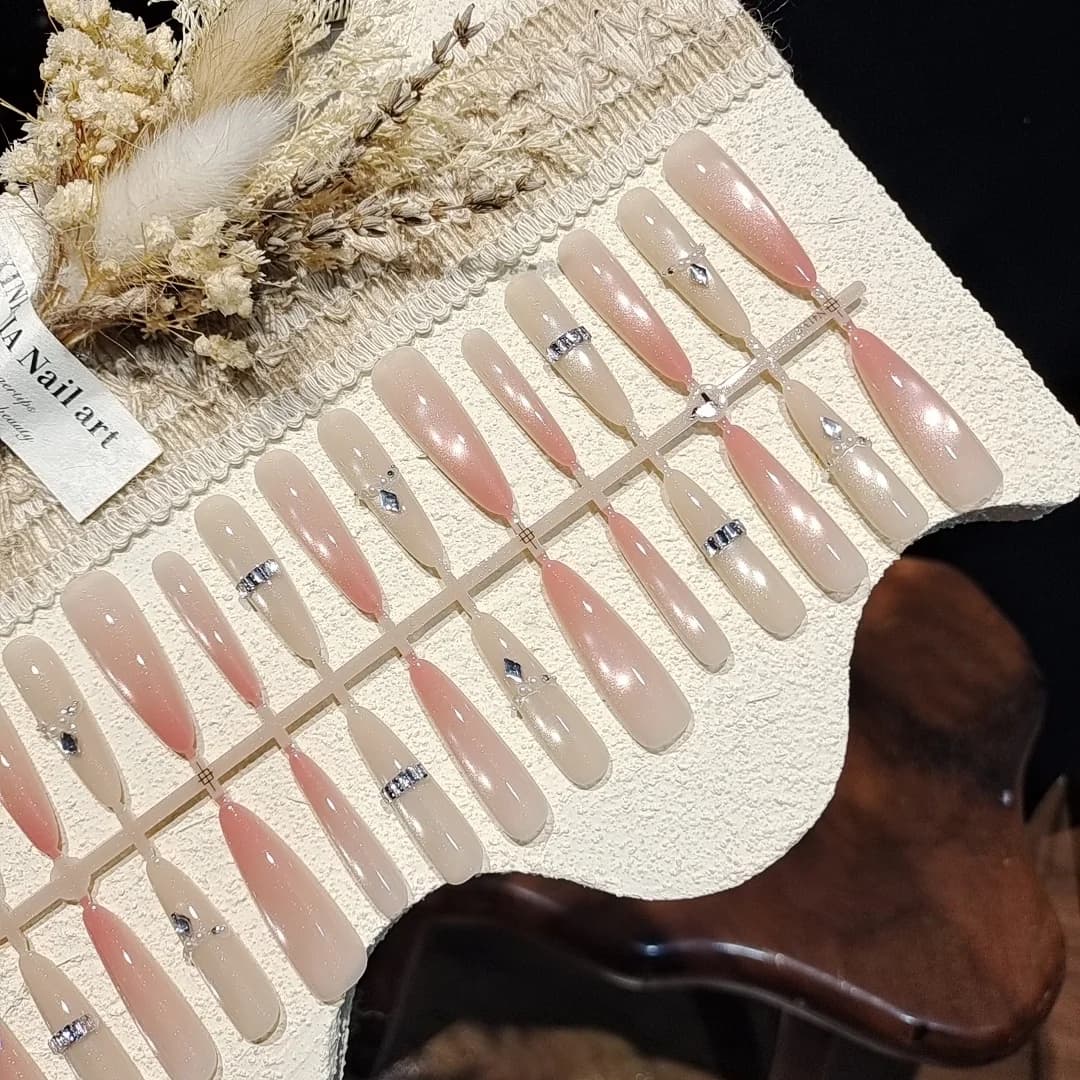 Unghie Finte Rosa Occhio di Gatto Forma a Stiletto con Bagliore Pesca