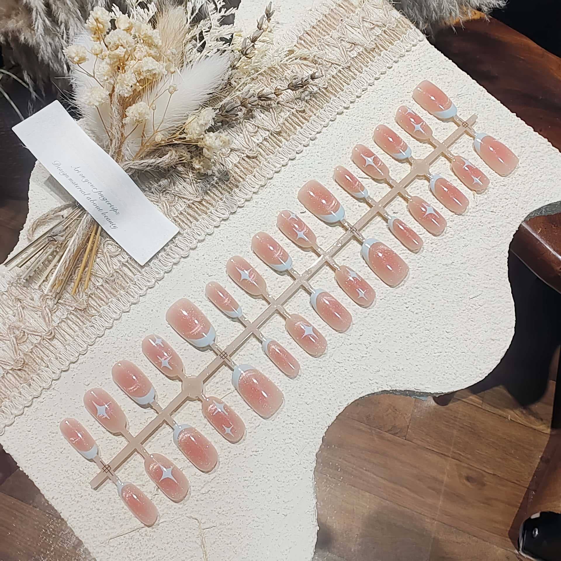 Unghie Finte Corte Ovali Occhio di Gatto Design Cielo Stellato Rosa