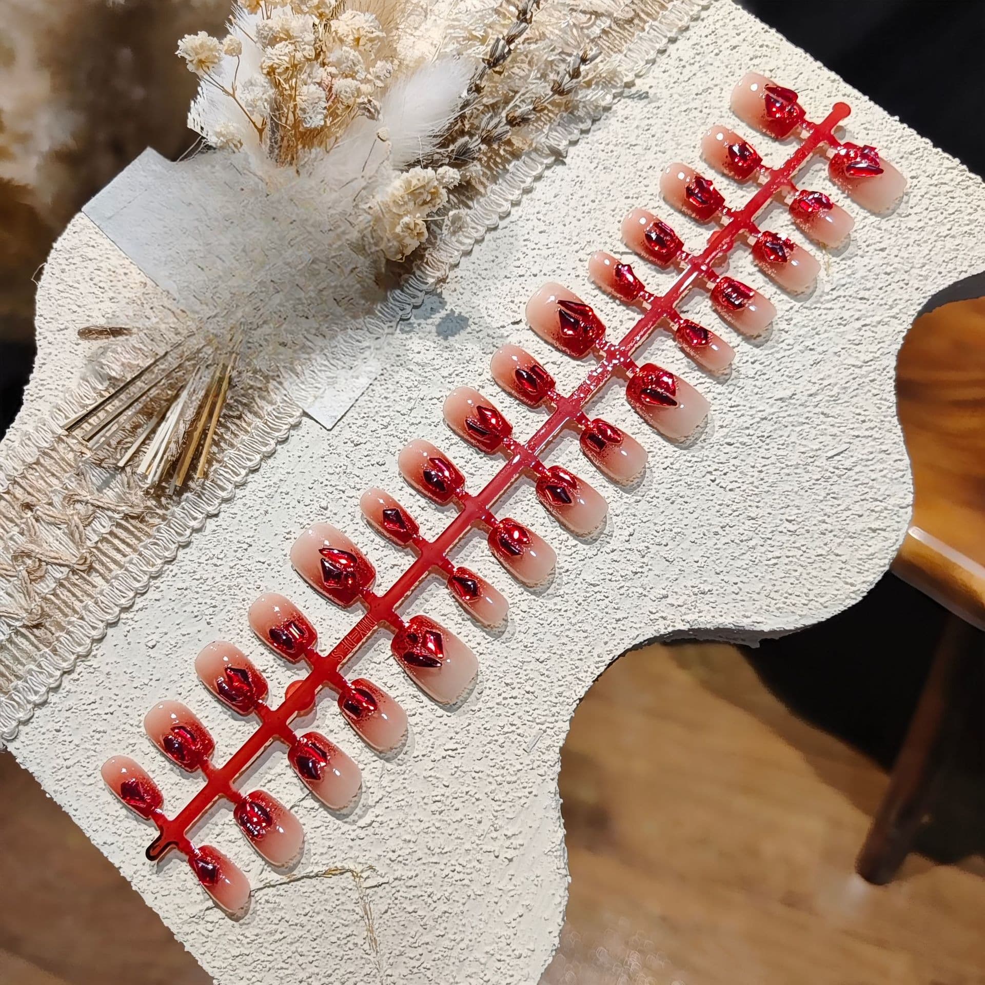 Unghie Finte Cat Eye Rosso Sfumato Corte Forma a Barella con Strass