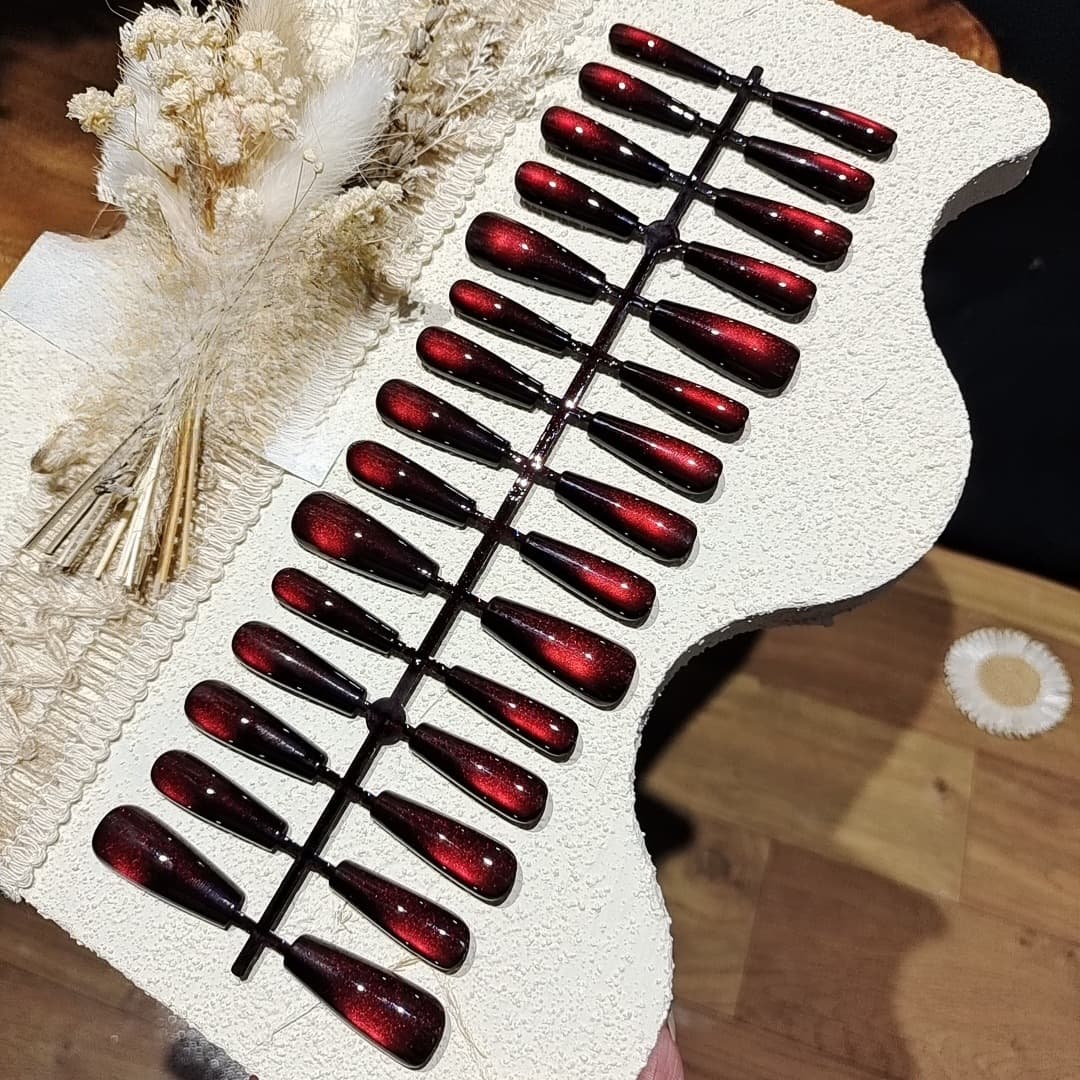 Set Manicure Unghie Finte Preformate Effetto Occhio di Gatto e Perla di Vetro