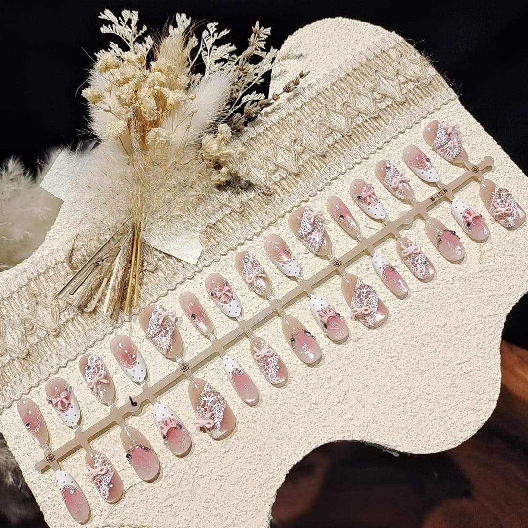 Unghie Finte Rosa Satinate Effetto Occhio di Gatto con Fiocco e Strass