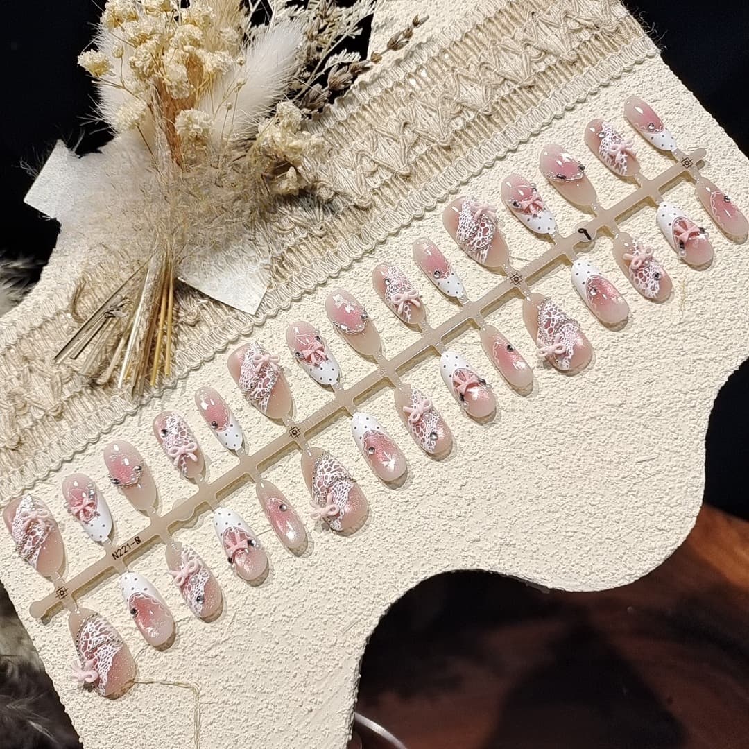 Unghie Finte Rosa Satinate Effetto Occhio di Gatto con Fiocco e Strass