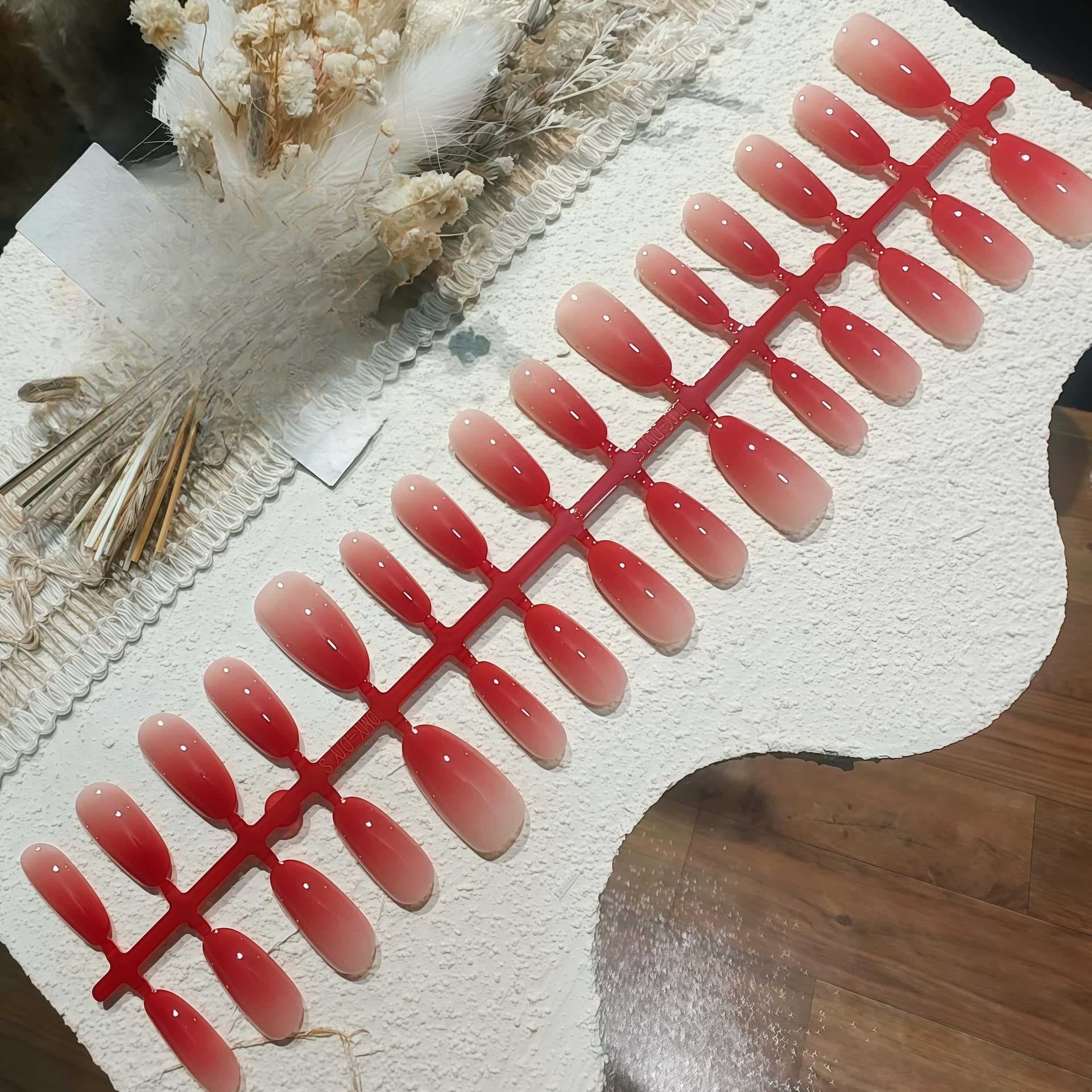 Unghie Finte Ovali con Sfumatura Rossa, Set da 30 Pezzi