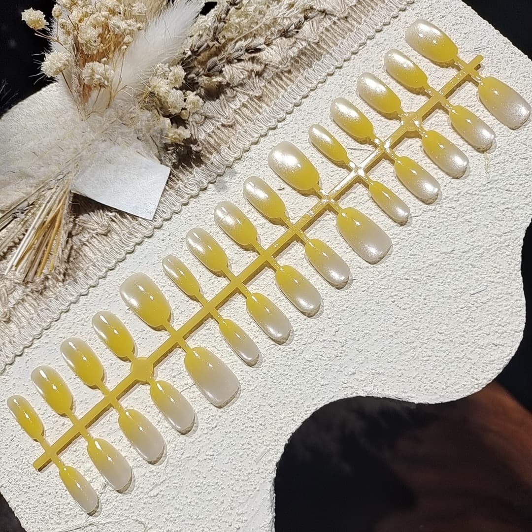 Set Manicure Unghie Finte Preformate Effetto Occhio di Gatto e Perla di Vetro