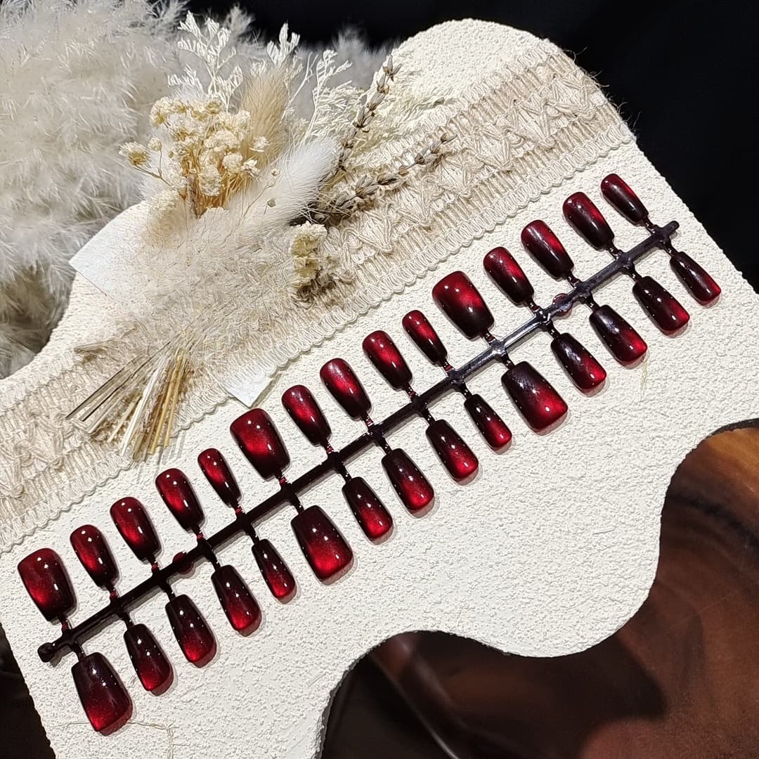 Unghie Finte Rosse Occhio di Gatto Effetto Perle di Vetro Corte a Bara Ballerina
