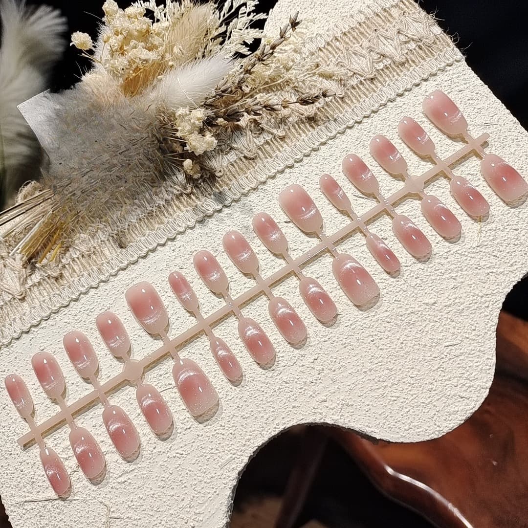 Unghie Finte Corte Ovali Rosa Pesca Occhio di Gatto con Effetto Perla di Vetro