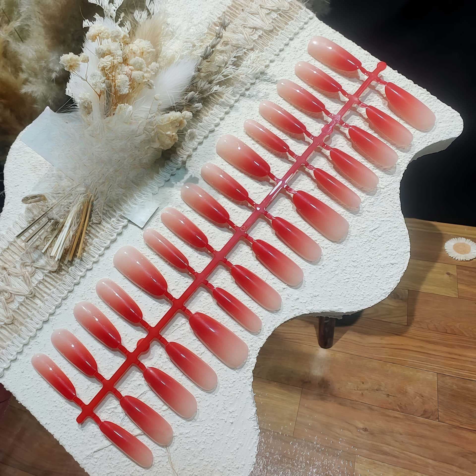 Unghie Finte Ovali con Sfumatura Rossa, Set da 30 Pezzi